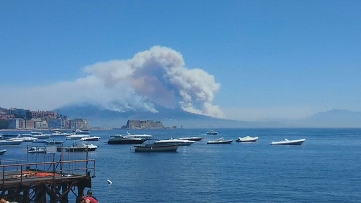 Fires flare on slopes of Mount Vesuvius