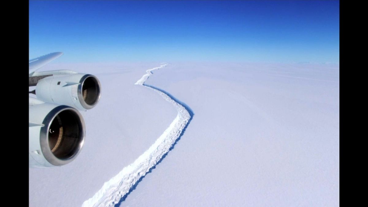 انفصال جبل جليدي بحجم دولة عن القارة القطبية الجنوبية