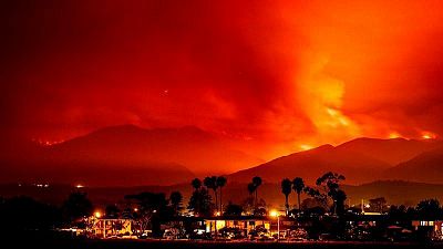 Incêndio obriga famílias a fugir de casa na Califórnia