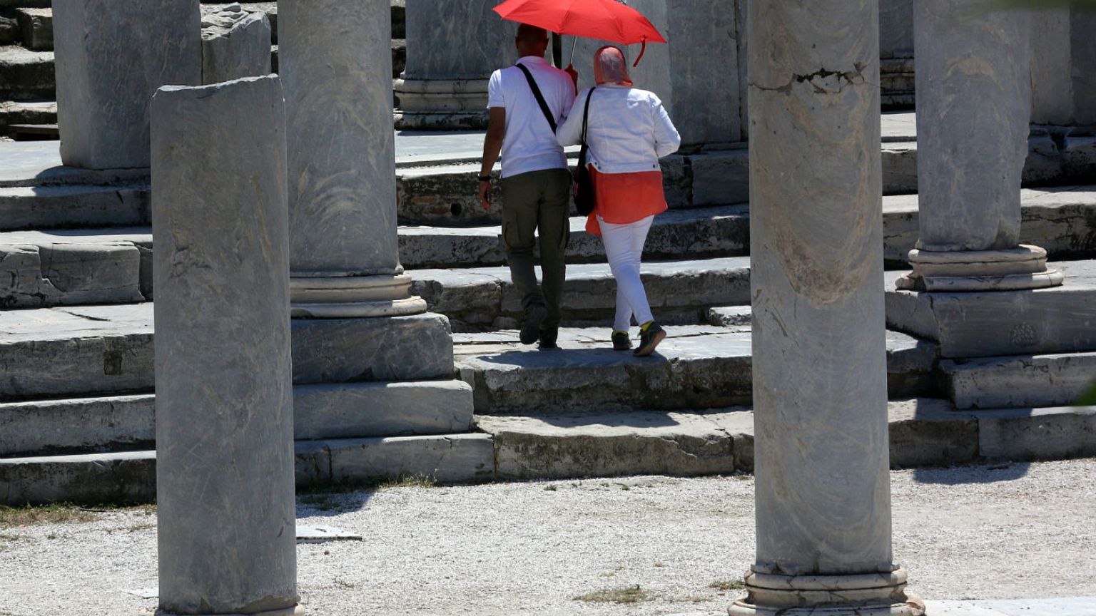 Νέο κύμα καύσωνα πλήττει την χώρα - Κλειστοί οι αρχαιολογικοί χώροι