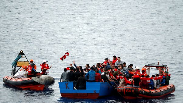 مجموعة يمينة متطرفة تستأجر قاربا لحراسة شواطئ أوروبا من اللاجئين مجموعة يمينة متطرفة تستأجر قاربا لحراسة شواطئ أوروبا من اللاجئين