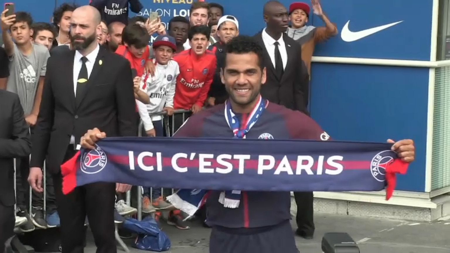 Daniel Alves est Parisien