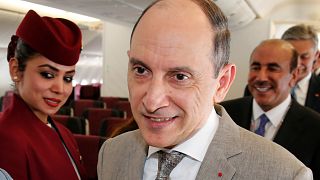 رئيس الخطوط الجوية القطرية يعتذر لنعته المضيفيات الأميركيات بـ "المسنات"