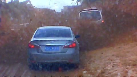 Schlammlawine überrascht Fahrzeuge
