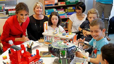 Gyerekeket látogatott meg Melania Trump egy párizsi kórházban