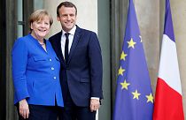 Az eurózónát felügyelő, közös pénzügyminiszter kijelölésének lehetőségét vetette fel Angela Merkel német kancellár Párizsban