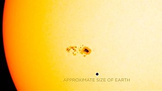Sonnenflecken größer als die Erde