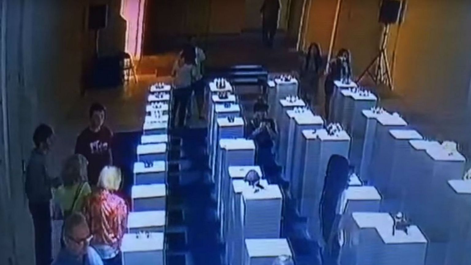 "سيلفي" لسيدة يتسبب في تدمير أعمال فنية بـ 200 ألف دولار