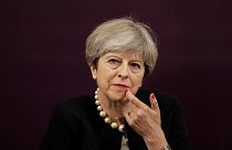 Londra si avvia verso l'uscita dall'UE, mentre migliaia di migranti premono ai suoi confini