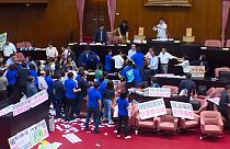 Batalla campal en el Parlamento de Taiwán