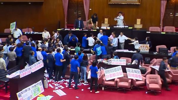 Драка в тайваньском парламенте Драка в тайваньском парламенте