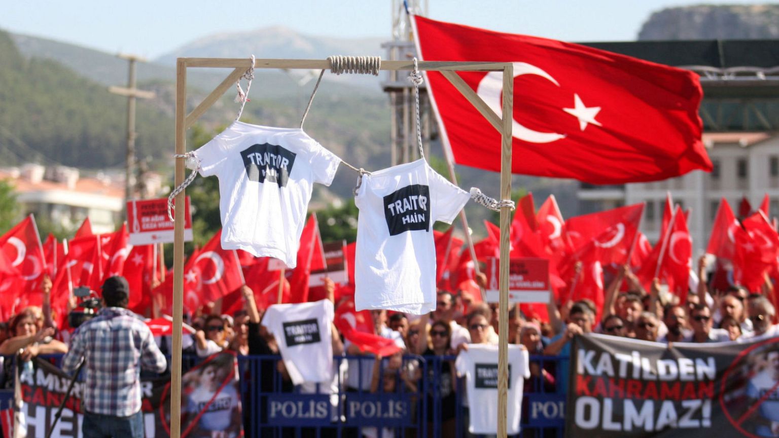 Un anno fa il fallito colpo di Stato in Turchia: il racconto di due ufficiali NATO colpiti dalle purghe di Erdogan