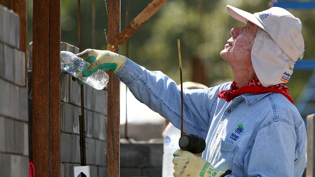 الرئيس جيمي كارتر يعمل تحت الشمس لبناء منازل للفقراء رغم سنواته التسعين ومرضه