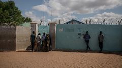 Image: Refugees crowd around a UNHCR field office in the Dadaab refugee cam
