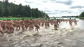 فنلاندی ها برهنه به آب زدند