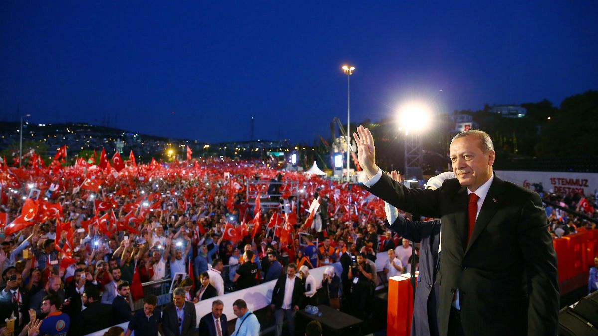 Tömegdemonstráció a tavalyi puccskísérlet emlékére Törökországban