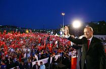 Istanbul : une marée rouge commémore le putsch manqué