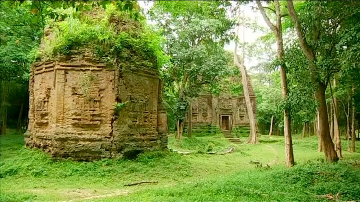 Kamboçya'nın tapınakları ziyaretçi akınına uğruyor