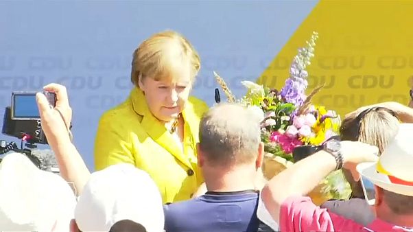 Merkel fa un comizio al mare (e rilancia su Europa) Merkel fa un comizio al mare (e rilancia su Europa)