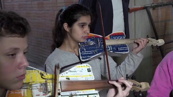 Paraguay, l'orchestra che suona i rifiuti Paraguay, l'orchestra che suona i rifiuti