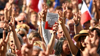 Miles de polacos se manifiestan contra la reforma judicial