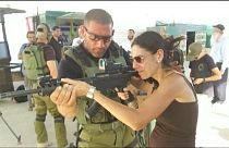 شاهد: معسكر ترفيهي للسياح بإحدى مستوطنات الضفة الغربية لمحاكاة " العمليات الإرهابية"