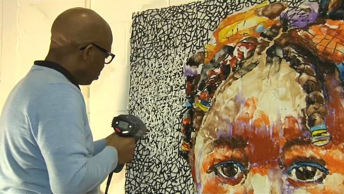 Mbongeni Buthelezi, el artista que crea obras de arte con plástico reciclado