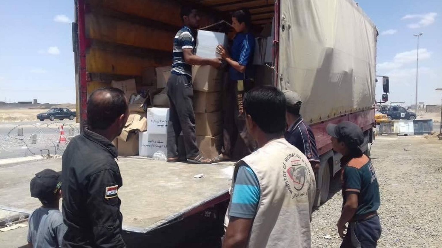وزارة الهجرة والمهجرين تواصل تقديم المساعدات للنازحين عبر البطاقات الذكية