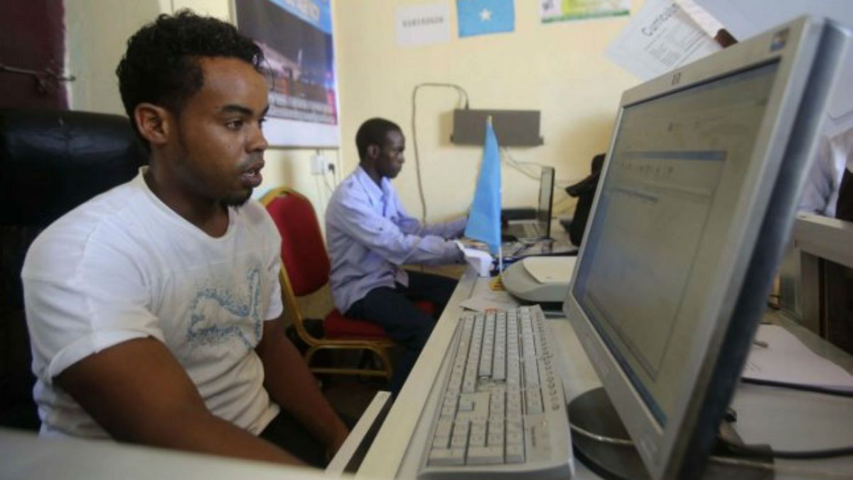 بعد انقطاع دام ثلاثة أسابيع.. الانترنت يعود إلى الصومال