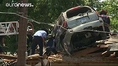 Bruchlandung: Auto fliegt auf Hausdach