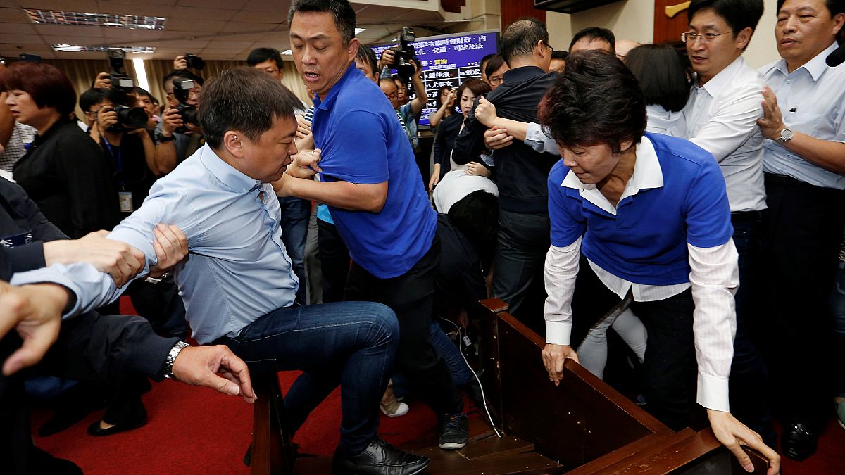Taiwan: Prügelei im Parlament