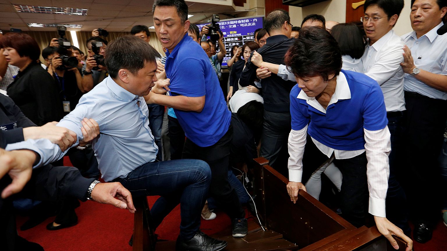 Escaramuças no parlamento em Taiwan