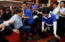 Тайвань: депутаты сошлись врукопашную