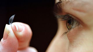Nicht gemerkt: Frau trägt 27 Kontaktlinsen im Auge