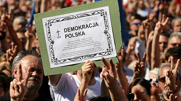 Брюссель встревожен состоянием верховенства права в Польше и чистками в Турции Брюссель встревожен состоянием верховенства права в Польше и чистками в Турции