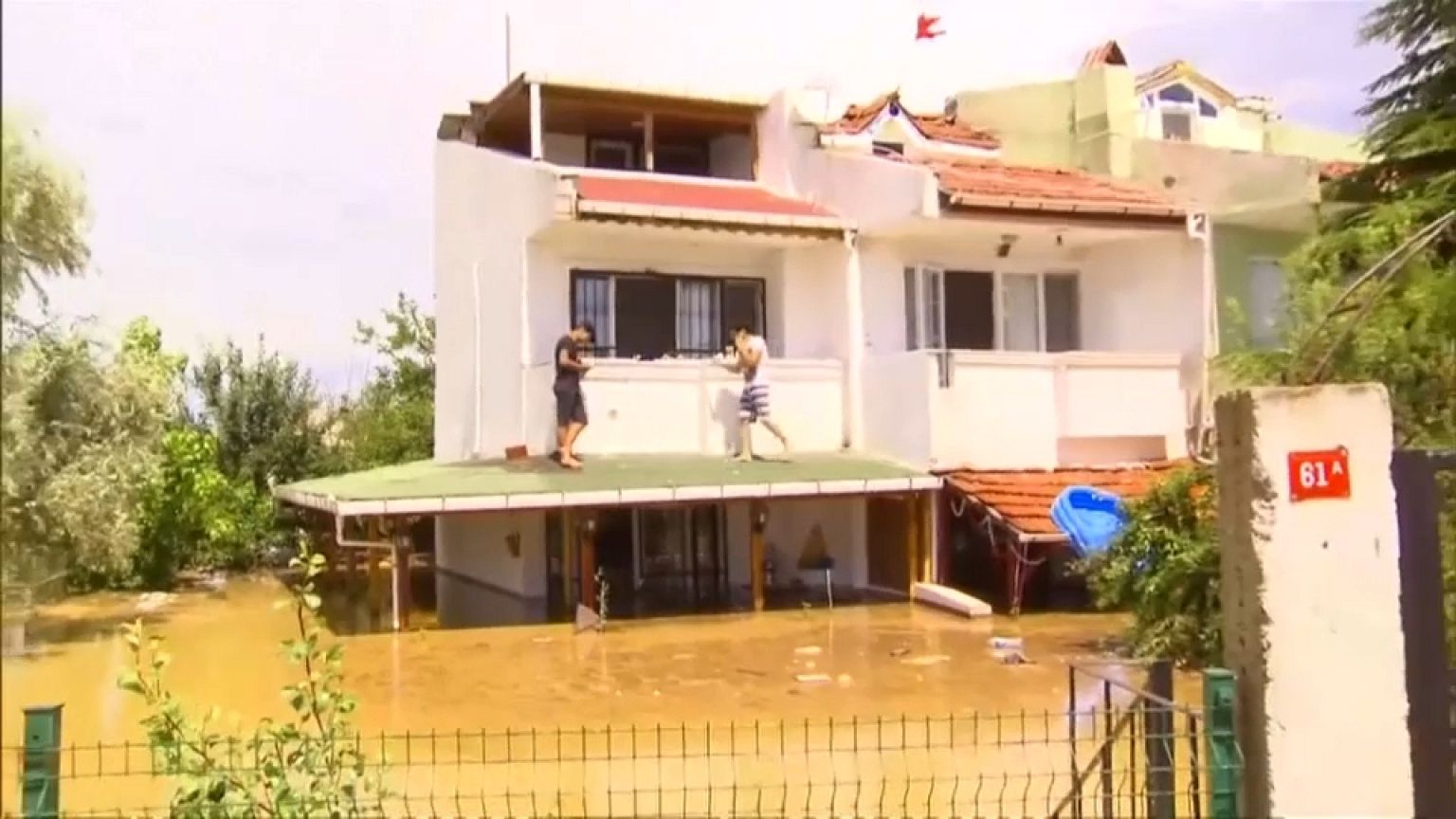 Κωνσταντινούπολη: Σε ποτάμια μετατράπηκαν πολλοί δρόμοι εξαιτίας των βροχοπτώσεων