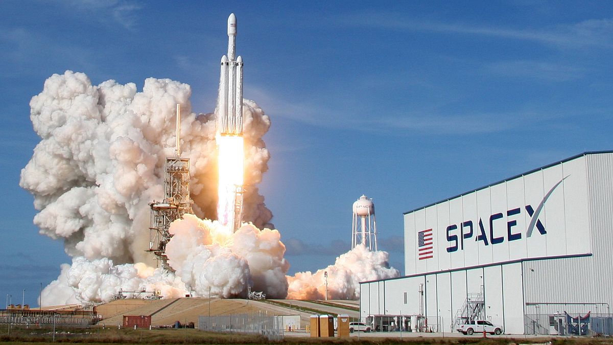 Image: A SpaceX Falcon Heavy rocket lifts off from the Kennedy Space Center