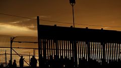 Image: Migrants listen to U.S. Customs and Border Protection officials near