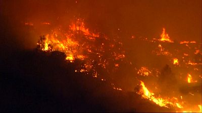 A tűz 1500 otthont fenyeget Kaliforniában
