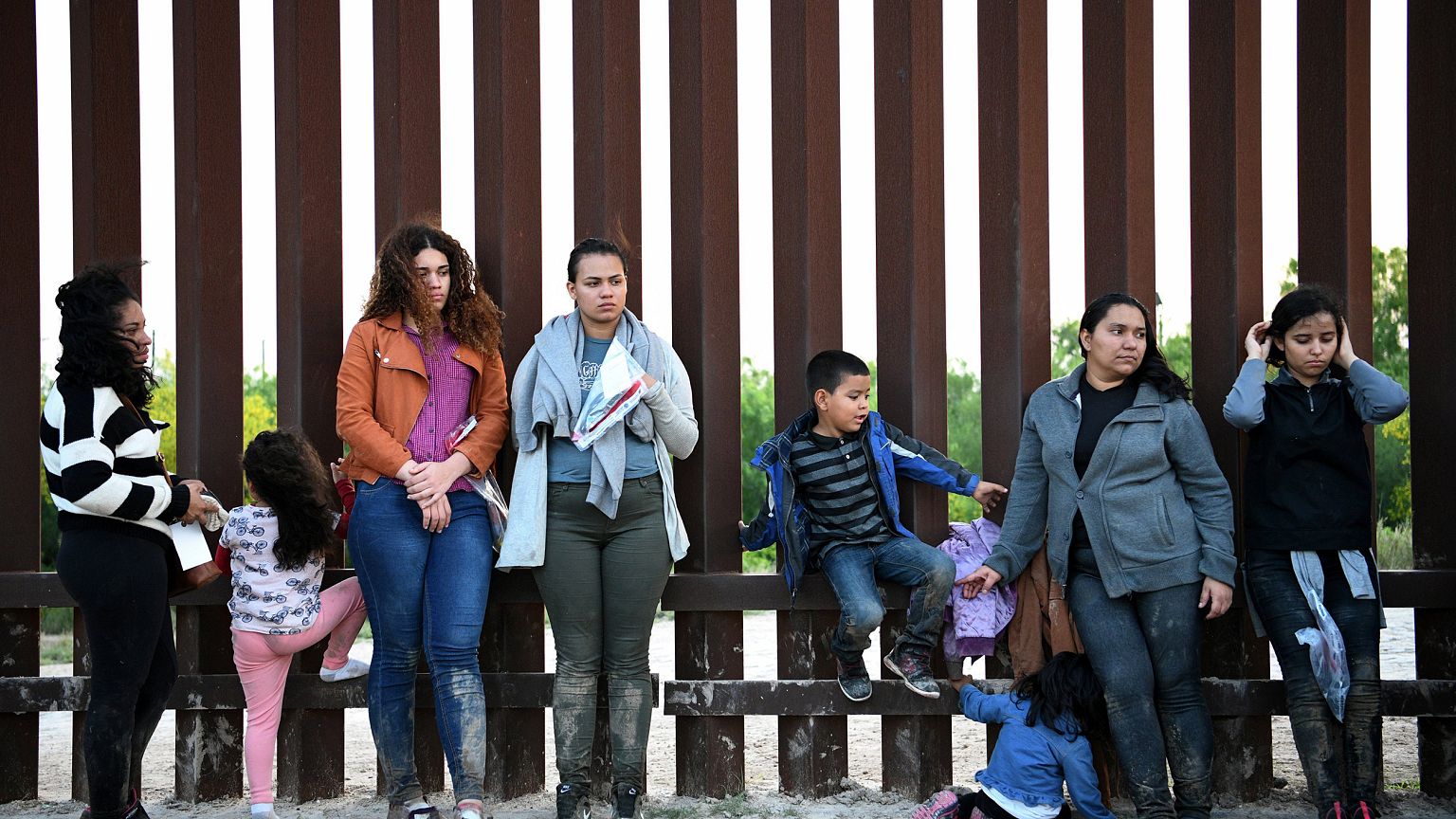 Image: Central American migrants turn themselves in to U.S. Border Patrol a