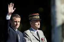 Macron intenta cerrar la crisis con el ejército
