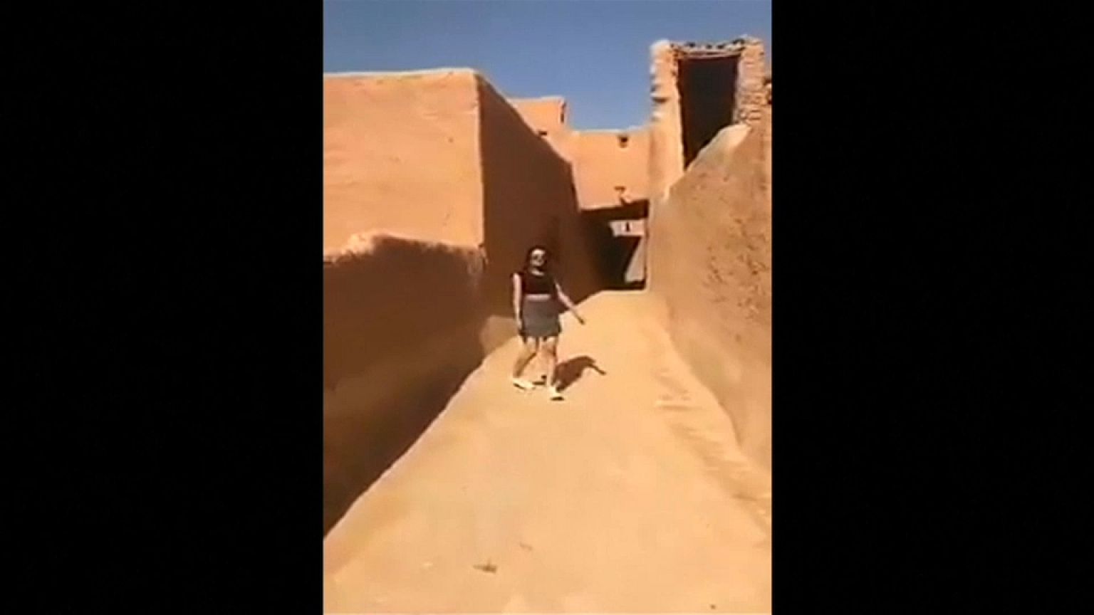 تنورة الفتاة السعودية تلهب مواقع التواصل الاجتماعي