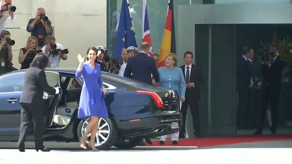 William e Kate in Germania: accolti come star a Berlino William e Kate in Germania: accolti come star a Berlino