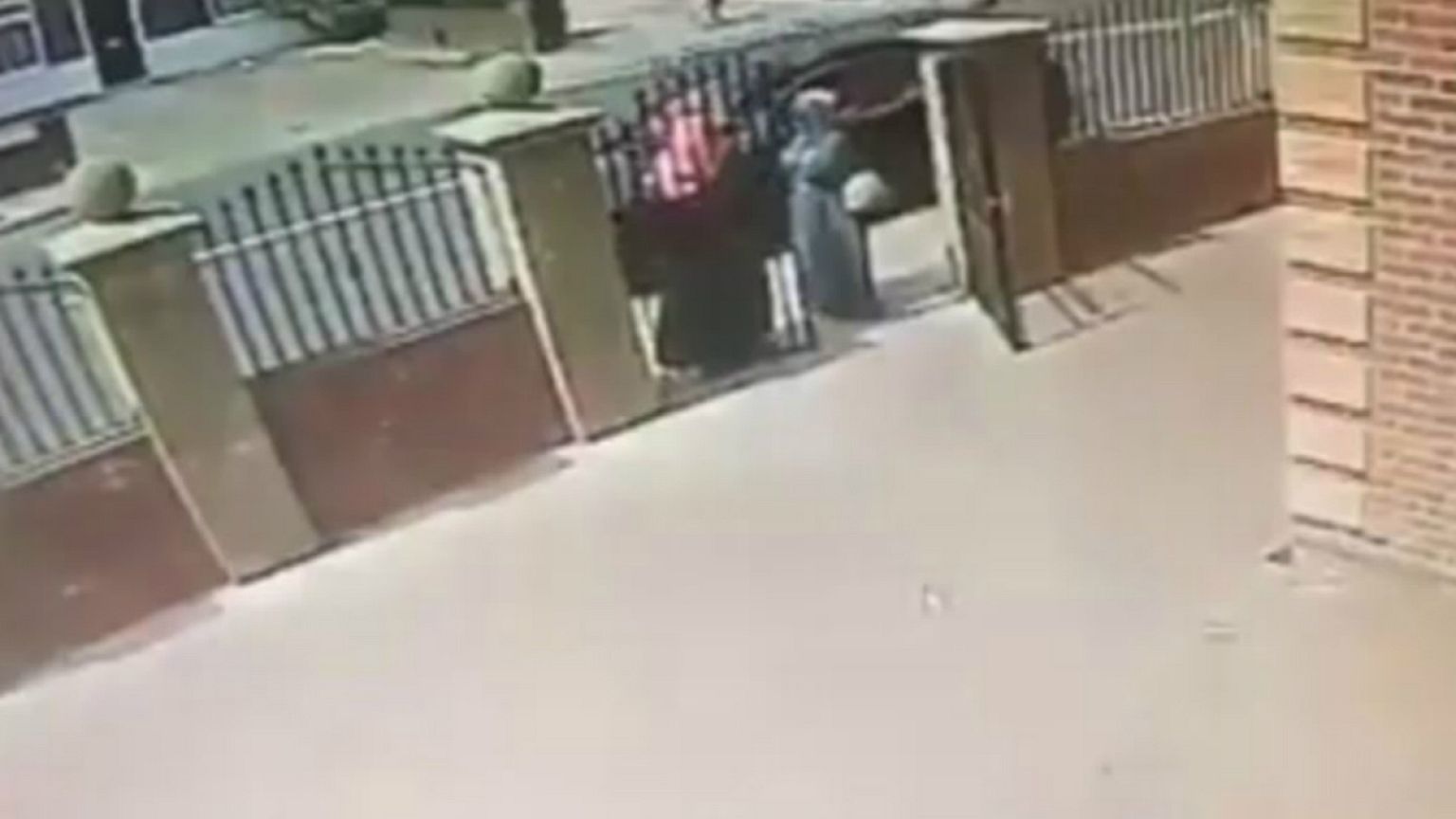 ایجاد وحشت با تظاهر به اسیدپاشی به دو زن مسلمان در بریتانیا