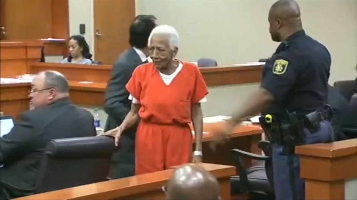 شاهد: محاكمة سيدة تبلغ 86 عاما بتهمة السرقة