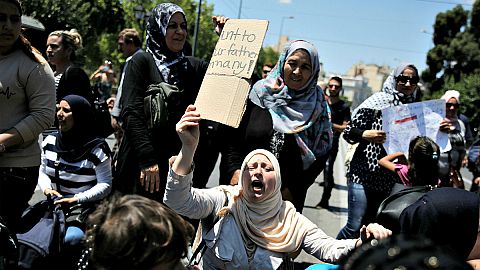 Aileleri ile buluşmayı bekleyen Suriyeli mülteciler Alman büyükelçiliği önünde gösteri düzenledi
