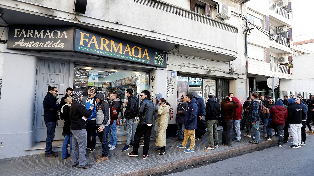 الأوروغواي أول بلد في العالم يسمح ببيع الماريجوانا في الصيدليات
