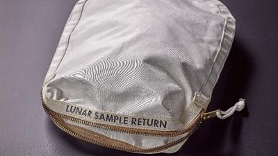 Una bolsa de Armstrong para polvo lunar, a subasta por 2 millones de dólares