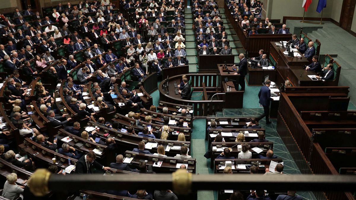 Polonya'da muhalefetin yargının bağımsızlığını sekteye uğratacağını ileri sürdüğü tartışmalı yargı reformu parlamentonun alt kanadından geçti.
