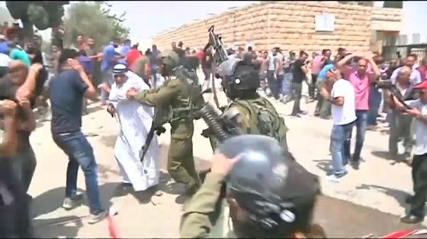 Soldados israelitas respondem com gás lacrimogéneo a protesto palestiniano Soldados israelitas respondem com gás lacrimogéneo a protesto palestiniano